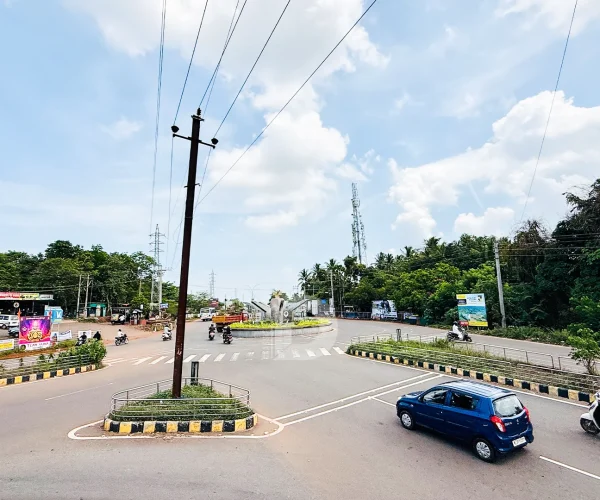 What First-Time Visitors Notice About Deralakatte